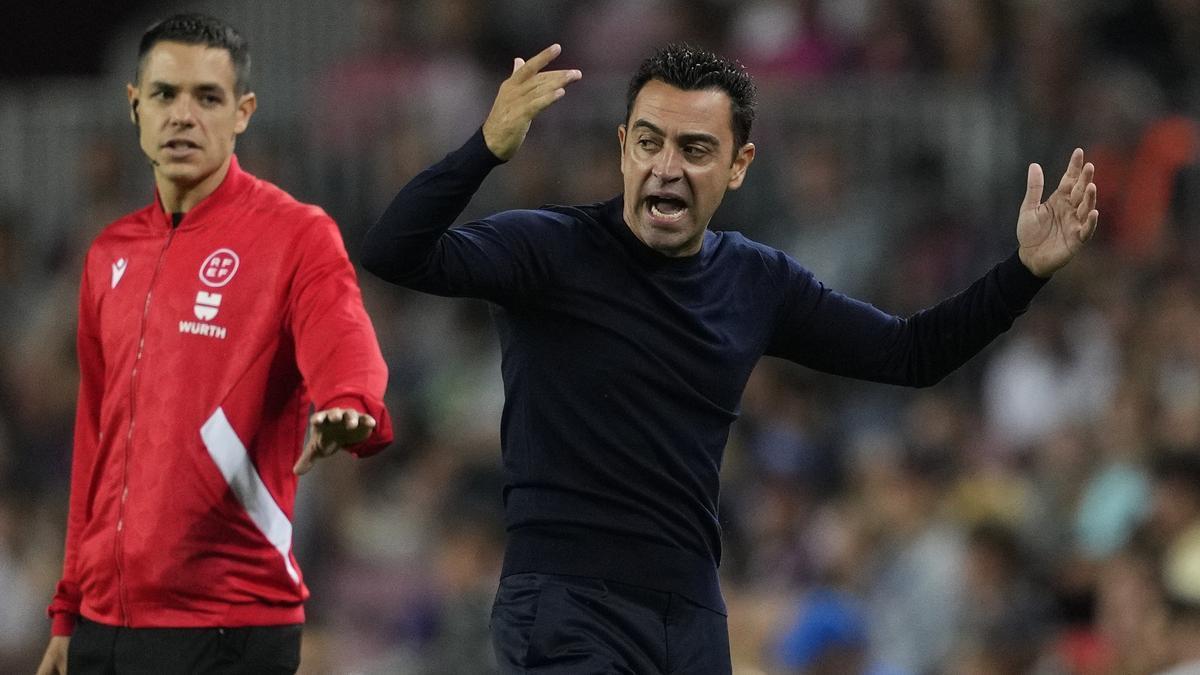 El técnico del Barcelona, Xavi Hernández, protesta durante el último encuentro de su equipo, frente al Villarreal (3-0).