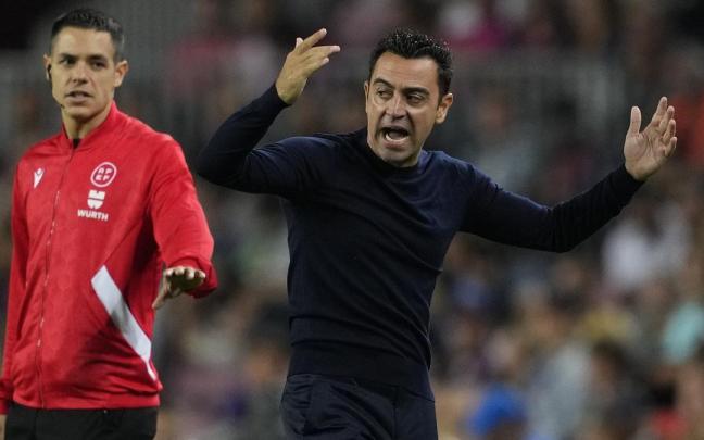 El técnico del Barcelona, Xavi Hernández, protesta durante el último encuentro de su equipo, frente al Villarreal (3-0). El técnico del Barcelona, Xavi Hernández, protesta durante el último encuentro de su equipo, frente al Villarreal (3-0).