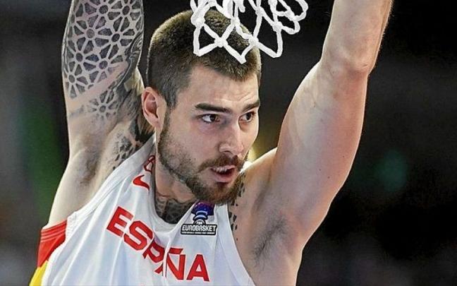 Juancho Hernangómez colgado del aro tras realizar un mate. Juancho Hernangómez colgado del aro tras realizar un mate.