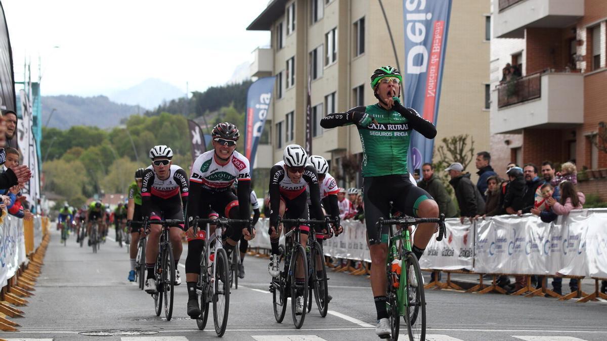 Andoni López de Abetxuko impone su punta de velocidad en la Klasika de Amorebieta