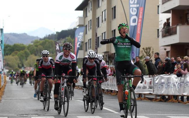 Andoni López de Abetxuko impone su punta de velocidad en la Klasika de Amorebieta