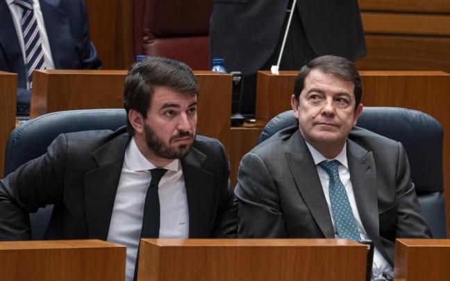 Juan García-Gallardo (i) y Alfonso Fernández Mañueco. Juan García-Gallardo (i) y Alfonso Fernández Mañueco.