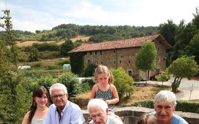 Erika Martínez (34), Juan Mari Errea (78), Martín Villanueva (92), Eider Padilla (4), Josetxo Narrika (54) y Aitana Narrika (12), seis de los nueve vecinos que lanzarán el chupinazo este viernes en Zubiri.