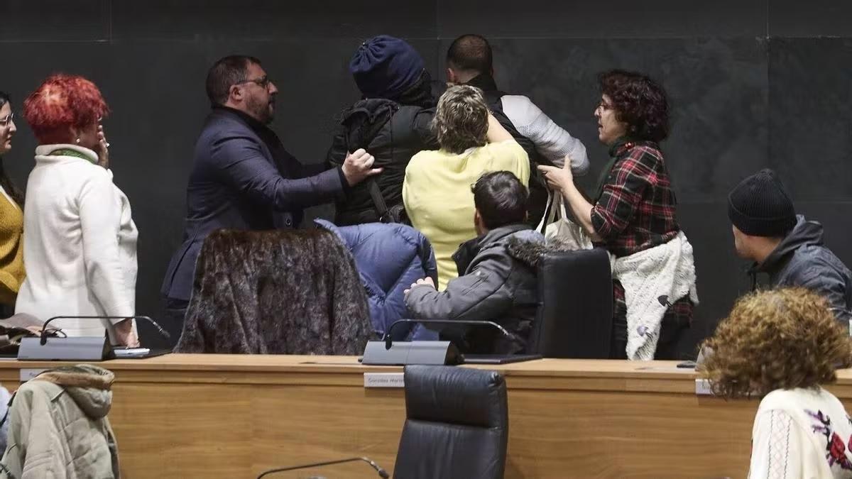 Momento de la 'detención' del ciudadano árabe en el Parlamento de Navarra