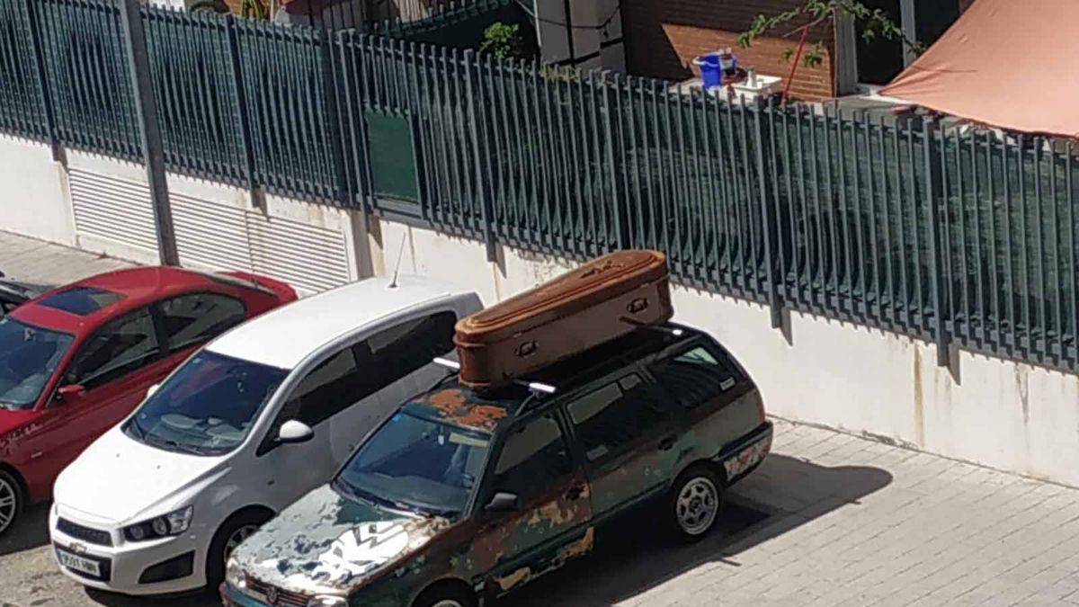 Imagen del veh&iacute;culo con un ata&uacute;d encima