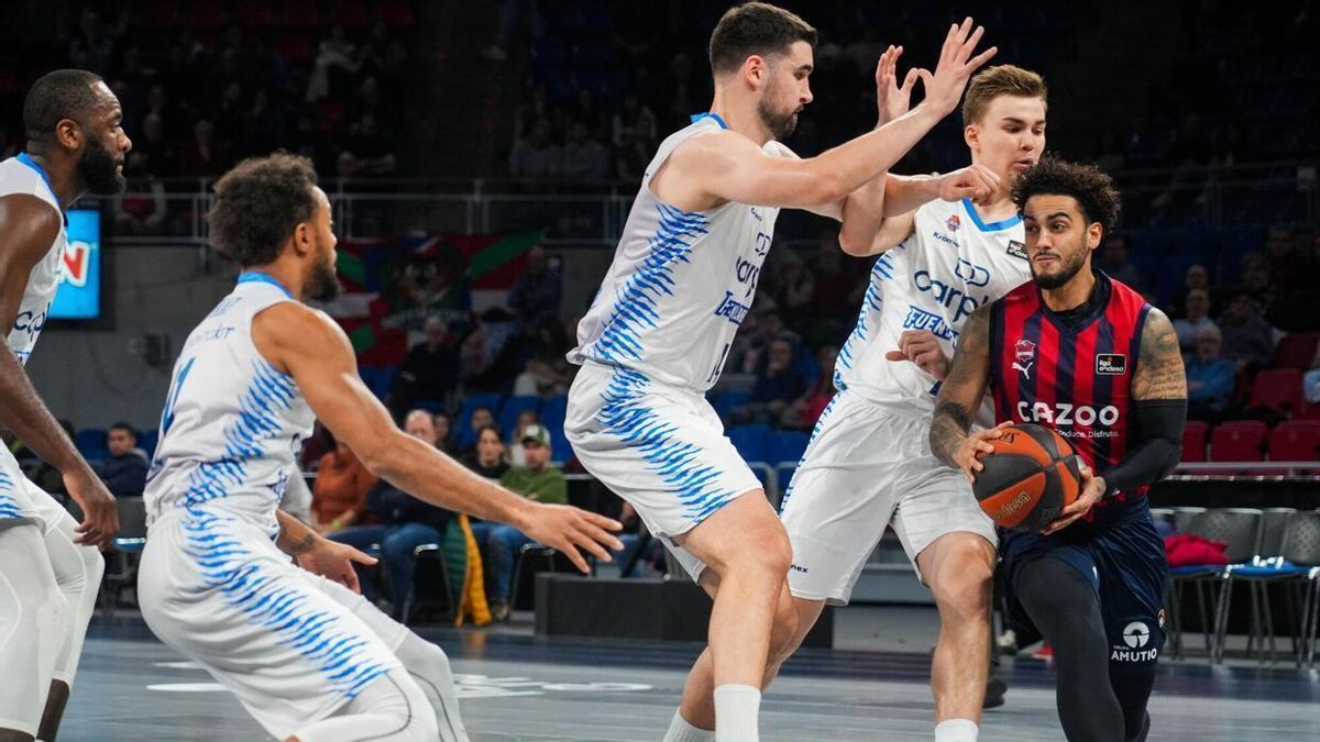 Howard, rodeado de varios jugadores del Fuenlabrada durante el duelo del pasado domingo