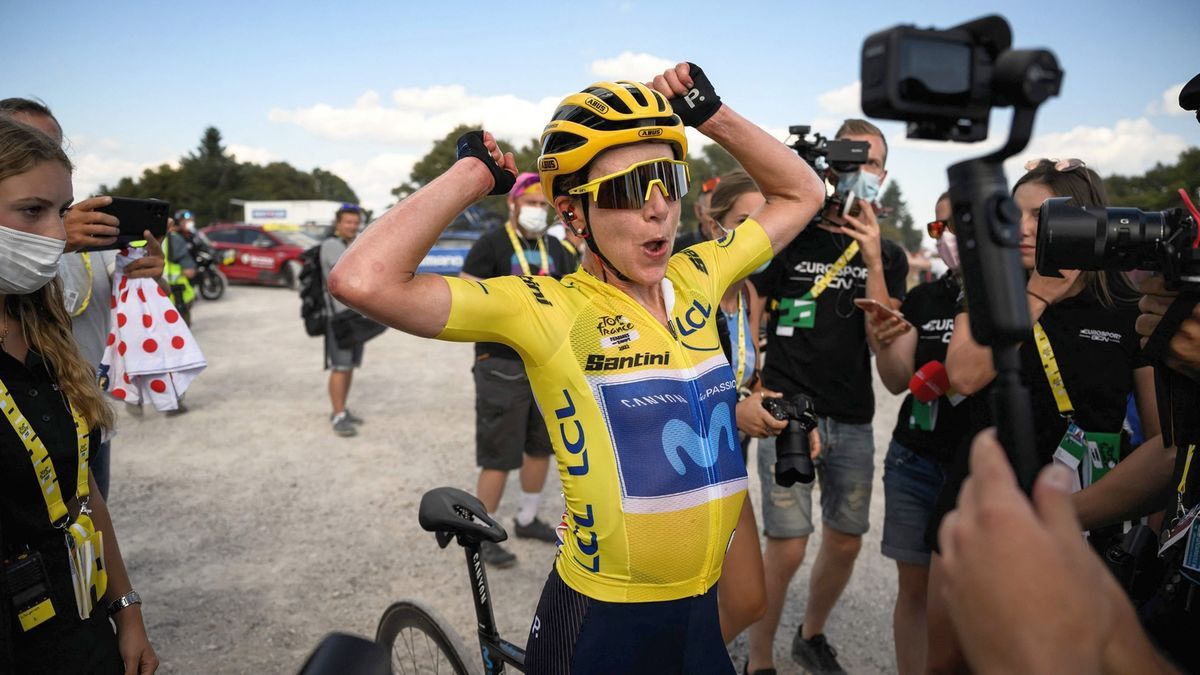 Van Vleuten celebra su victoria final en el Tour de Francia.