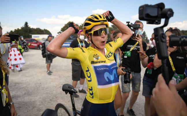 Van Vleuten celebra su victoria final en el Tour de Francia. Van Vleuten celebra su victoria final en el Tour de Francia.