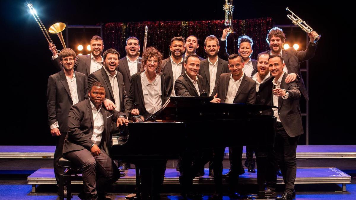 Los miembros de Goxua’n Salsa, con Julen Leuza, director musical de la orquesta, en la segunda fila (2º por la izda).