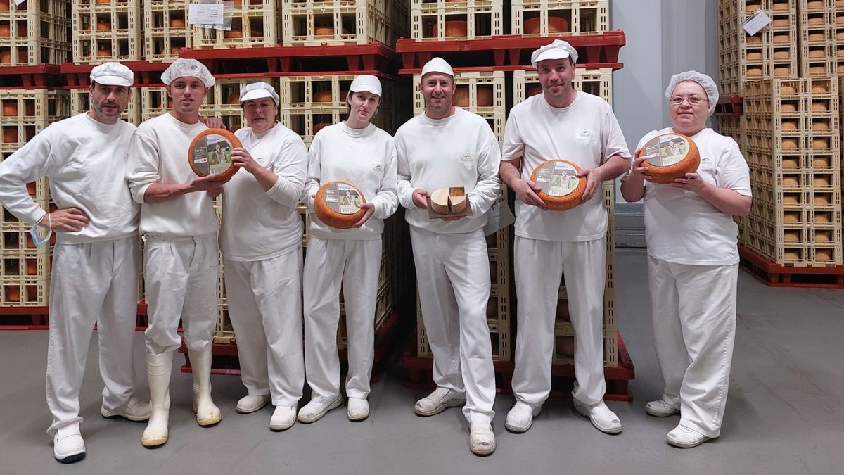 Alrededor de setenta personas, la mayoría encartadas, trabajan en la fábrica.