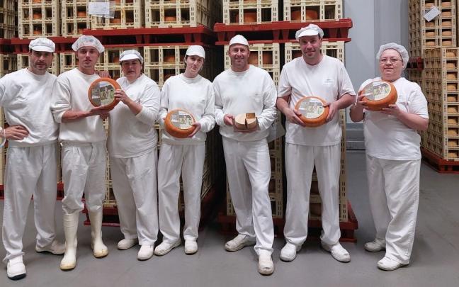 Alrededor de setenta personas, la mayoría encartadas, trabajan en la fábrica.