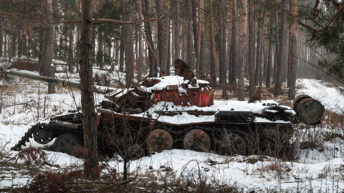 Un tanque abandonado en medio de la nieve cerca de Yampil, en Donetsk.