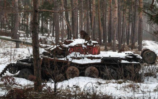 Un tanque abandonado en medio de la nieve cerca de Yampil, en Donetsk.