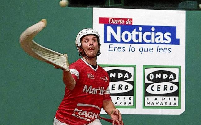 Xanti Uterga, golpeando casi desde el rebote.