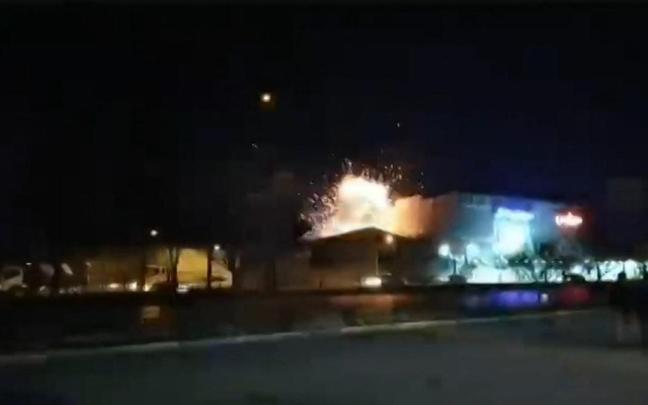 Fotograma del vídeo que muestra supuestamente el impacto de un dron en Isfahan. Fotograma del vídeo que muestra supuestamente el impacto de un dron en Isfahan.