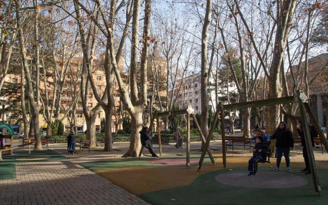 Los columpios y árboles de la Plaza de la Cruz Los columpios y árboles de la Plaza de la Cruz