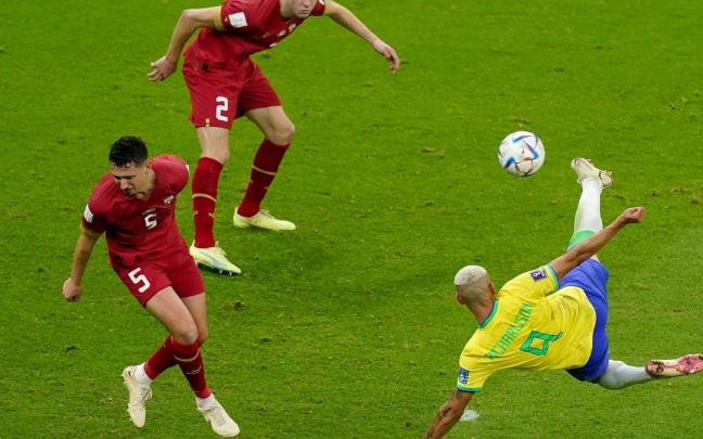 El jugador de la selección brasileña Richarlison anota de chilena en la victoria de su equipo ante Serbia El jugador de la selección brasileña Richarlison anota de chilena en la victoria de su equipo ante Serbia