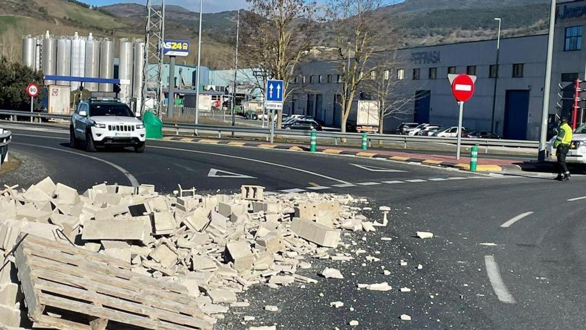 Imagen de la vía con la carga por la carretera
