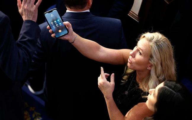 Marjorie Taylor Greene intenta pasarle una llamada de "DT" (iniciales de Donald Trump) a Matt Rosendale.