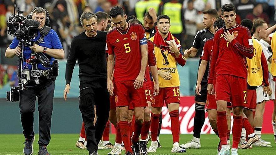 Luis Enrique charla con Busquets al término del partido que el pasado domingo enfrentó a España con Alemania y que terminó en tablas (1-1).