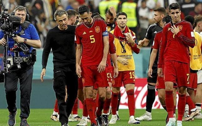 Luis Enrique charla con Busquets al término del partido que el pasado domingo enfrentó a España con Alemania y que terminó en tablas (1-1).