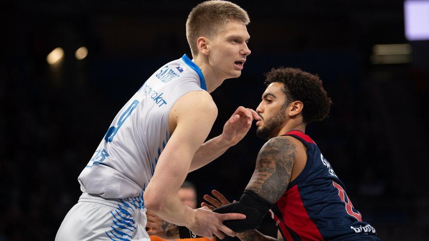 Savkov pugna con Howard durante el partido entre el Baskonia y el Fuenlabrada disputado en el Buesa Arena