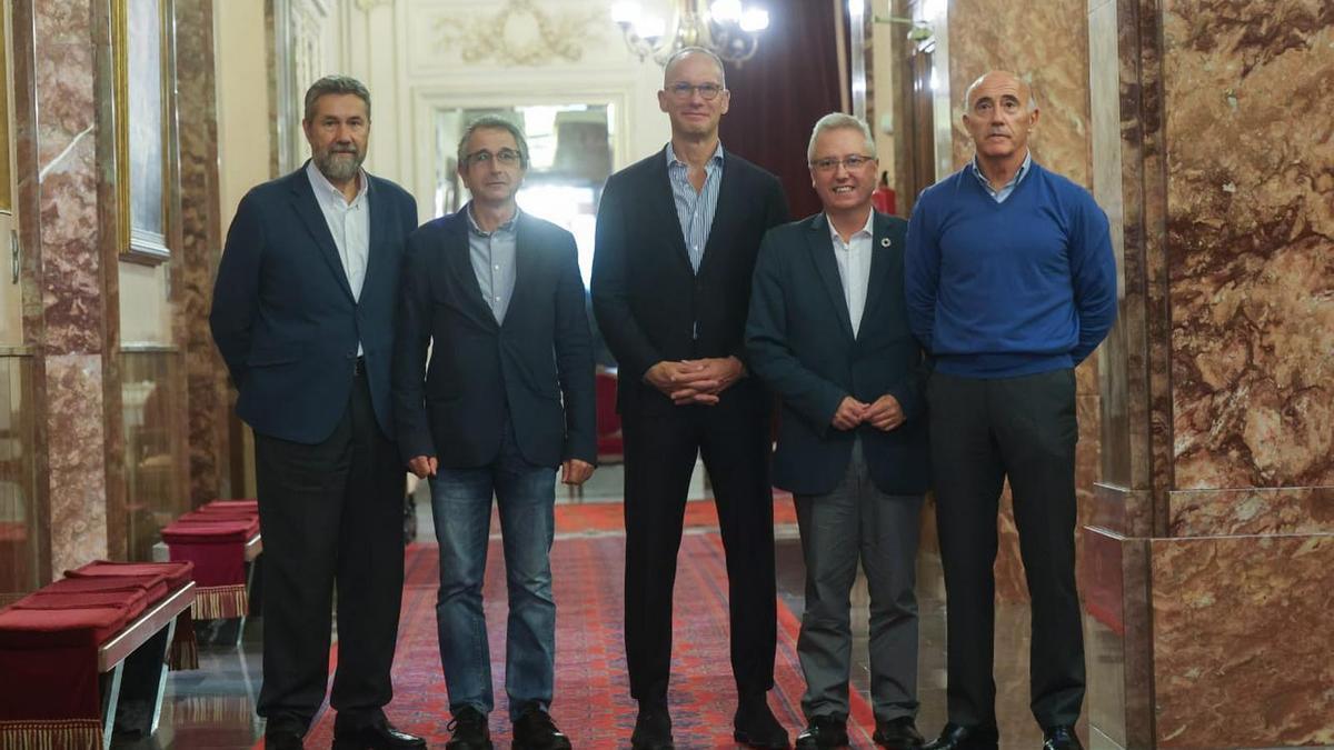 Recepción de la empresa Trienekens por el diputado de Medio Ambiente, José Ignacio Asensio, y el director del Consorcio de Residuos (GHK), César Gimeno