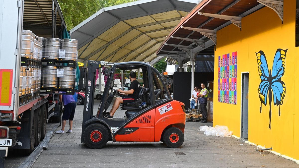 Un operario, el pasado martes, descargando decenas de barriles de cerveza de un trailer estacionado ante la txosna de la comparsa Pinpilinpauxa.