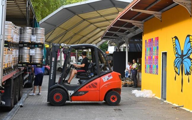 Un operario, el pasado martes, descargando decenas de barriles de cerveza de un trailer estacionado ante la txosna de la comparsa Pinpilinpauxa.