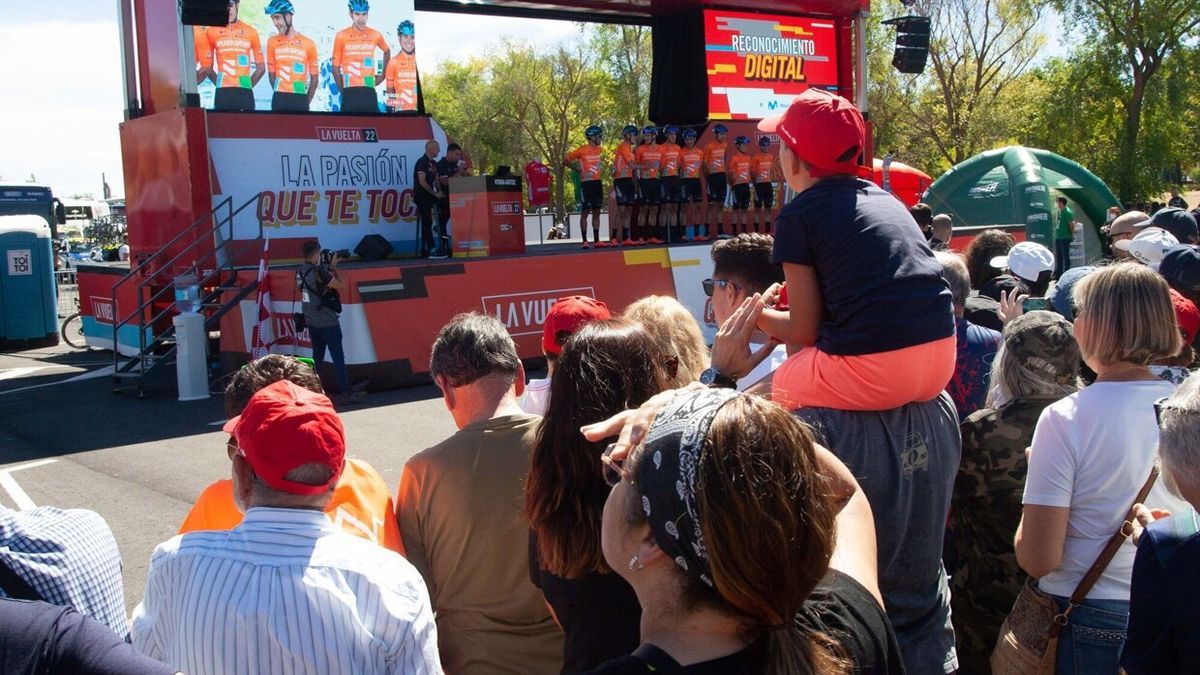 Presentación del equipo Euskaltel, momentos antes de darse la salida a la cuarta etapa en Gasteiz