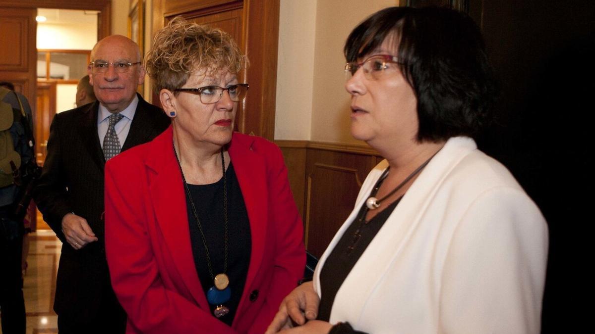 Marian Gutiérrez (derecha) junto a la diputada foral Ana del Val