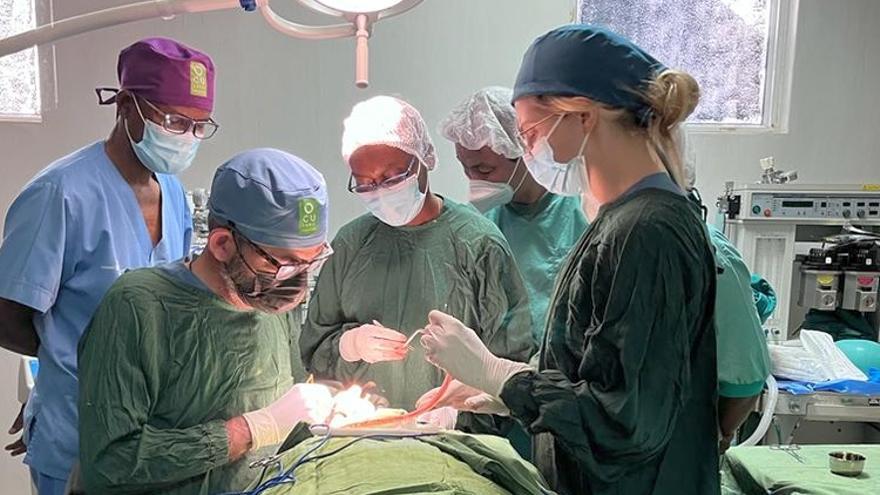 Voluntarios de la ONG, en plena operación junto a especialistas locales en formación.