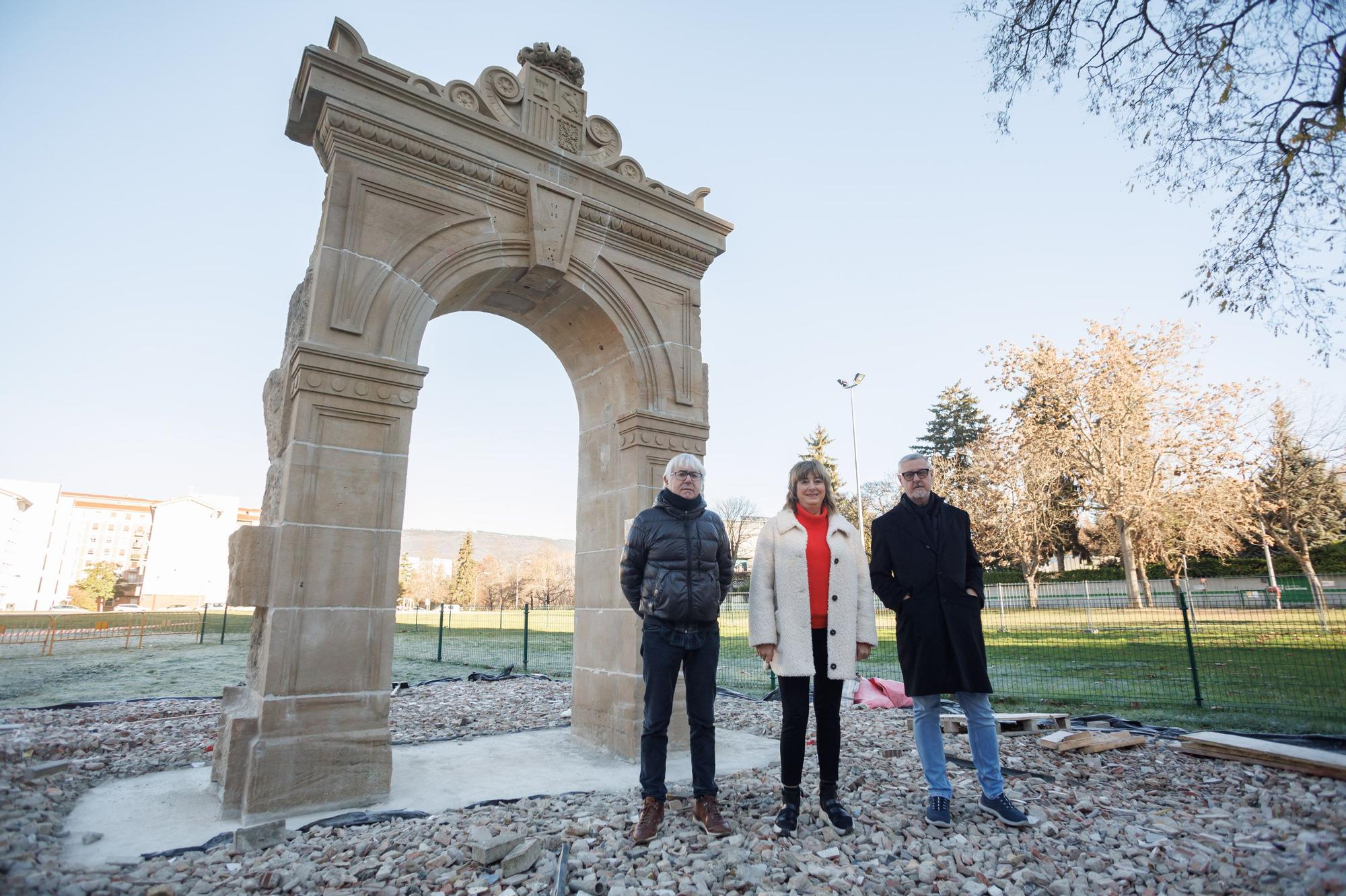 La consejera de Relaciones Ciudadanas, Ana Ollo, acompañada por el director general de de Paz Convivencia y Derechos Humanos, Martín Zabalza (a la derecha), y por el director del Instituto Navarro de la Memoria, Josemi Gastón (a la izquierda)