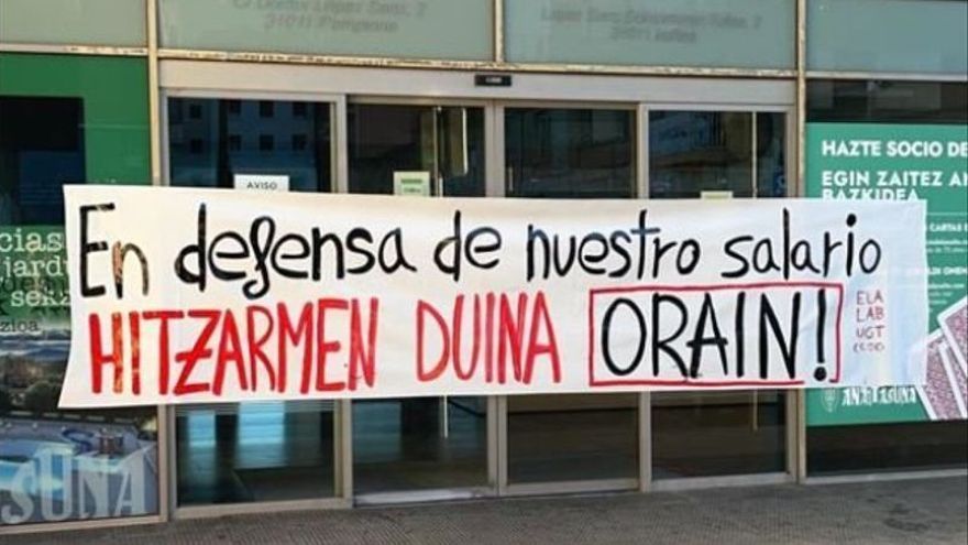 Exterior de Anaitasuna con una pancarta en la que se reclaman las reivindicaciones de la plantilla