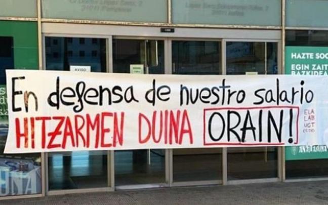 Exterior de Anaitasuna con una pancarta en la que se reclaman las reivindicaciones de la plantilla