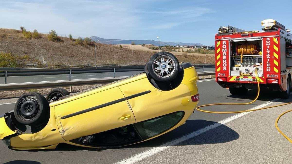 Imagen del coche accidentado en la A-15.