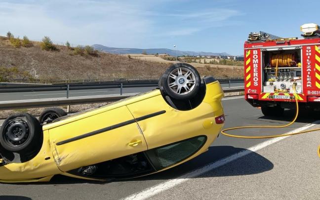 Imagen del coche accidentado en la A-15. Imagen del coche accidentado en la A-15.