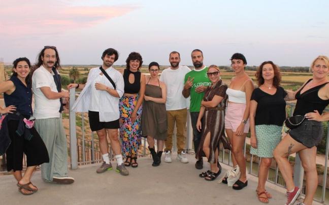 Noemí Rodríguez y Juan Yuste posan con el resto de actores que participan