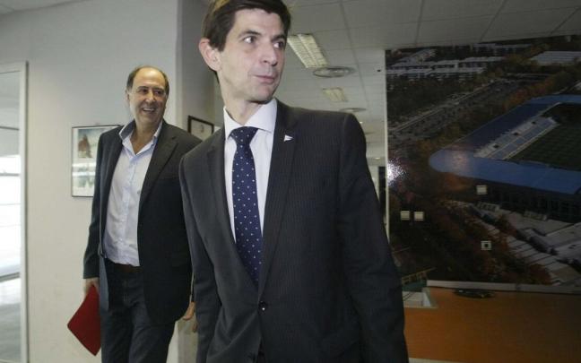 Josean Querejeta y Alfonso Fern&aacute;ndez de Troc&oacute;niz, en la sala de prensa de Ibaia