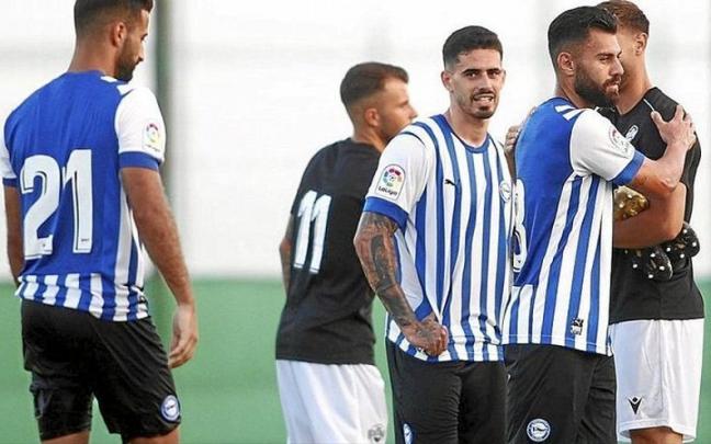 Miguel De la Fuente y Rubén Duarte saludan a los jugadores del Intercity al término del partido disputado en Villaitana.