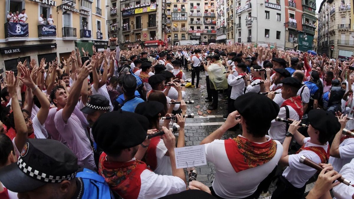 Momento del Chupinazo en la plaza del Ayuntamiento.