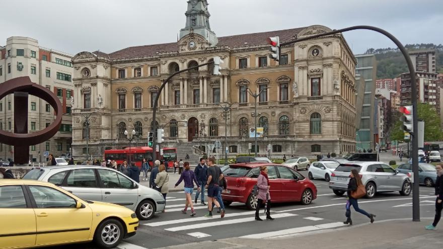 Personas ajenas a esta información paseando por Bilbao.