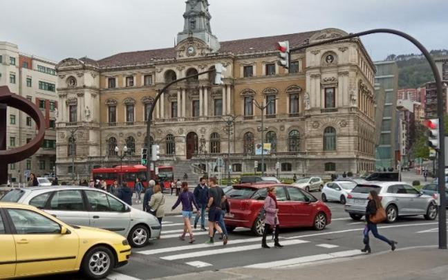 Personas ajenas a esta información paseando por Bilbao.