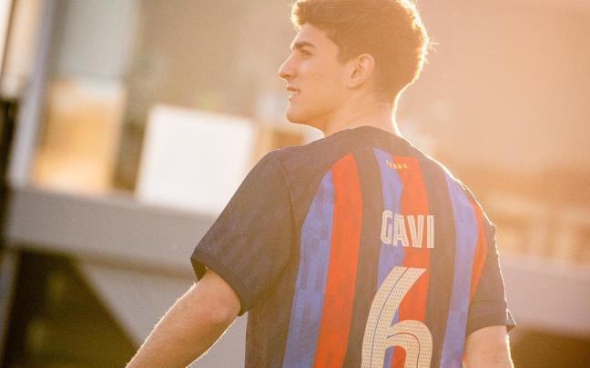 Gavi ya posa con su nuevo dorsal.