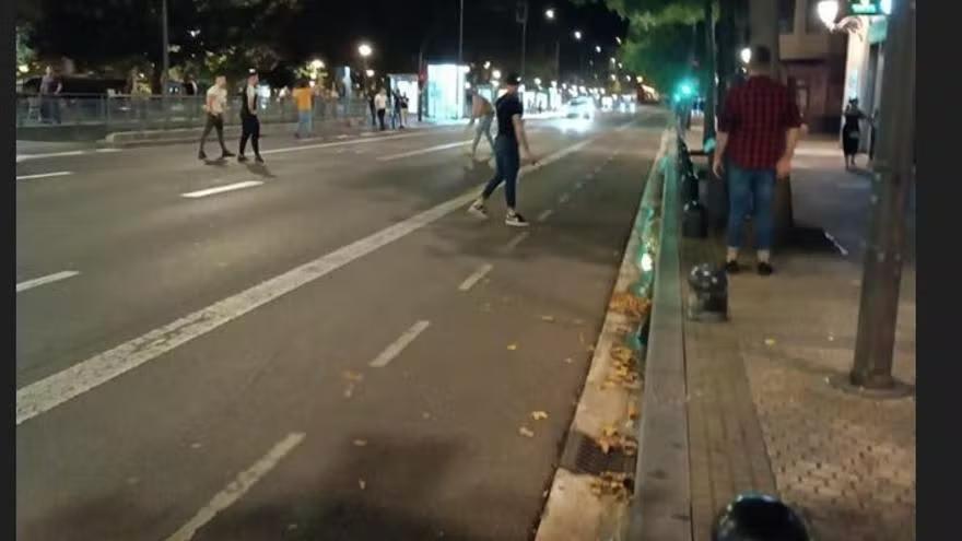 J&oacute;venes en mitad del Boulevard de Donostia en la pelea callejera el s&aacute;bado a la noche.