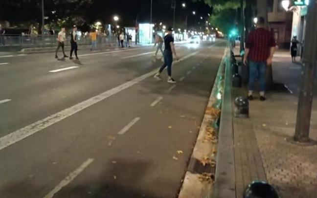 J&oacute;venes en mitad del Boulevard de Donostia en la pelea callejera el s&aacute;bado a la noche.