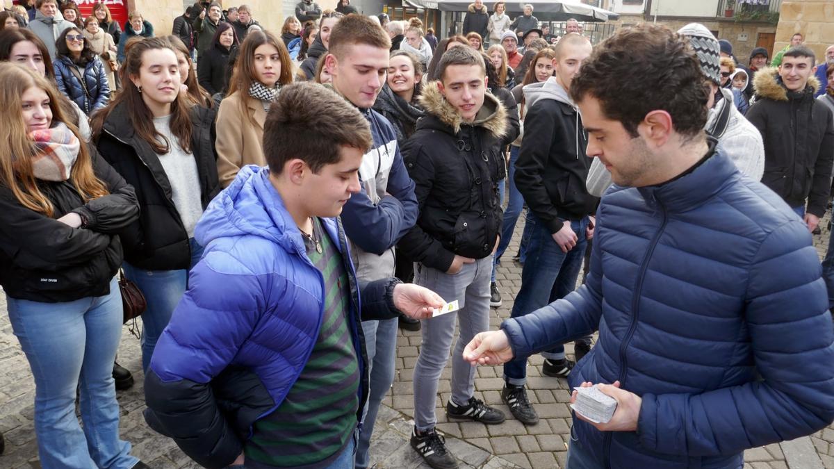 El alcalde, Javier Ollo, en el reparto de cartas entre los quintos.