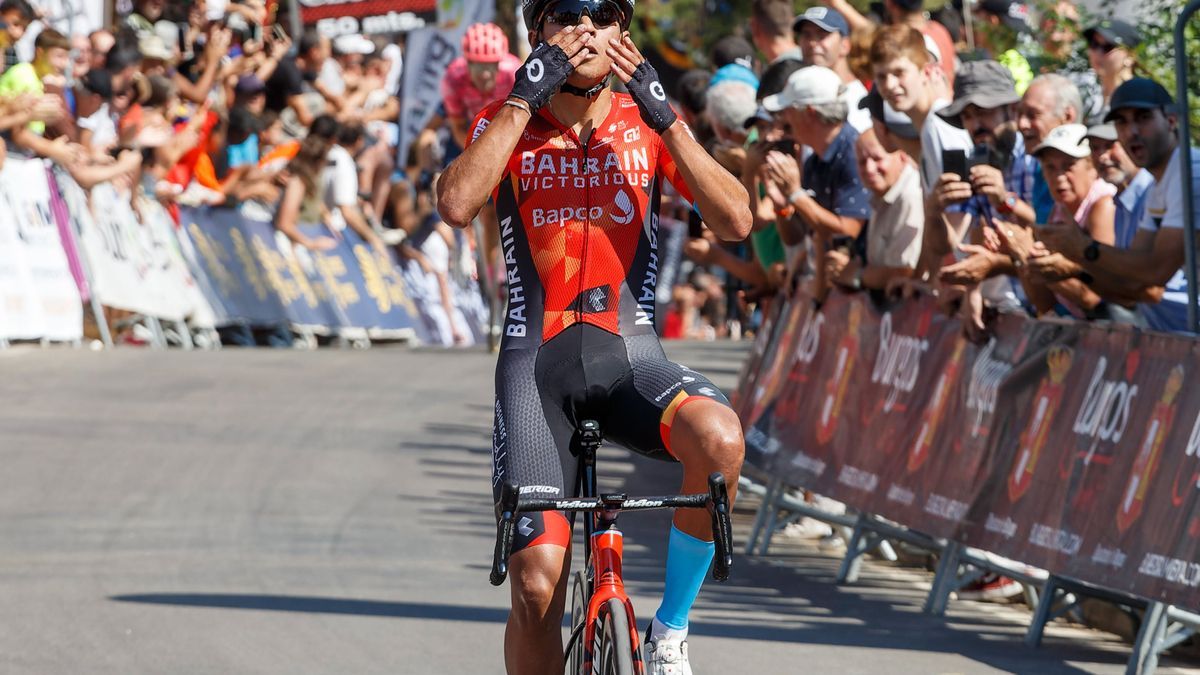 Santiago Buitrago celebra la victoria en el Alto del Castillo