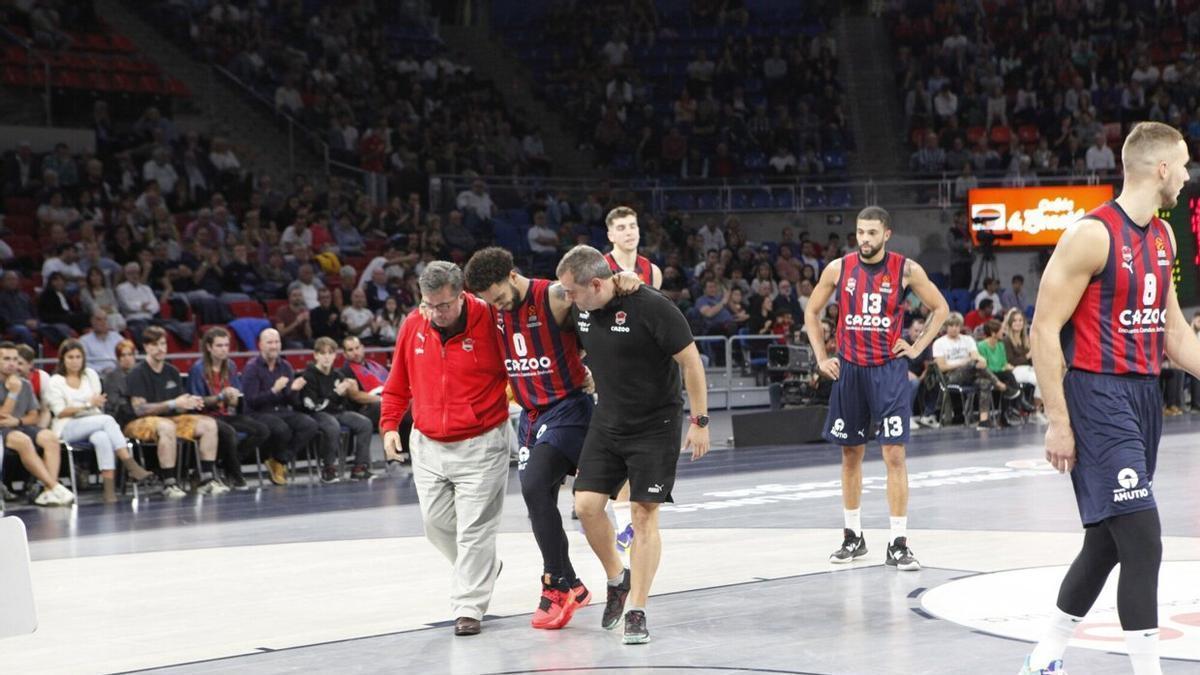 Howard tuvo que retirarse de la cancha en los últimos segundos después de que Fall cayera sobre su rodilla