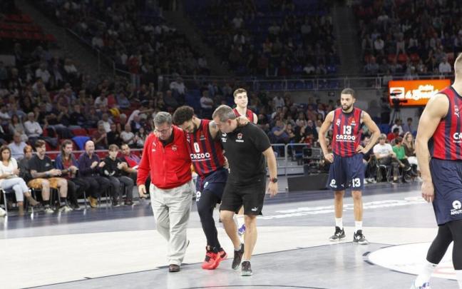 Howard tuvo que retirarse de la cancha en los últimos segundos después de que Fall cayera sobre su rodilla
